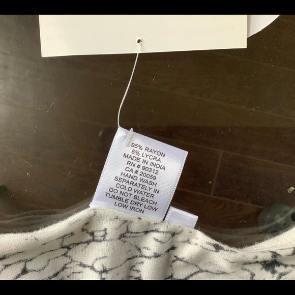 Sleeveless top with pockets - Picture 10 of 11